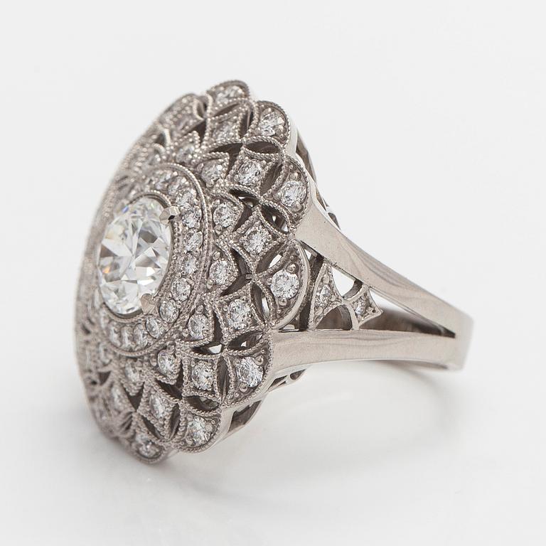 Sormus, briljanttihiotut timantit, keskitimantti 1,63 ct, 18K valkokultaa.