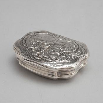 A 18th century parcel-gilt silver snuff-box, unmarked.