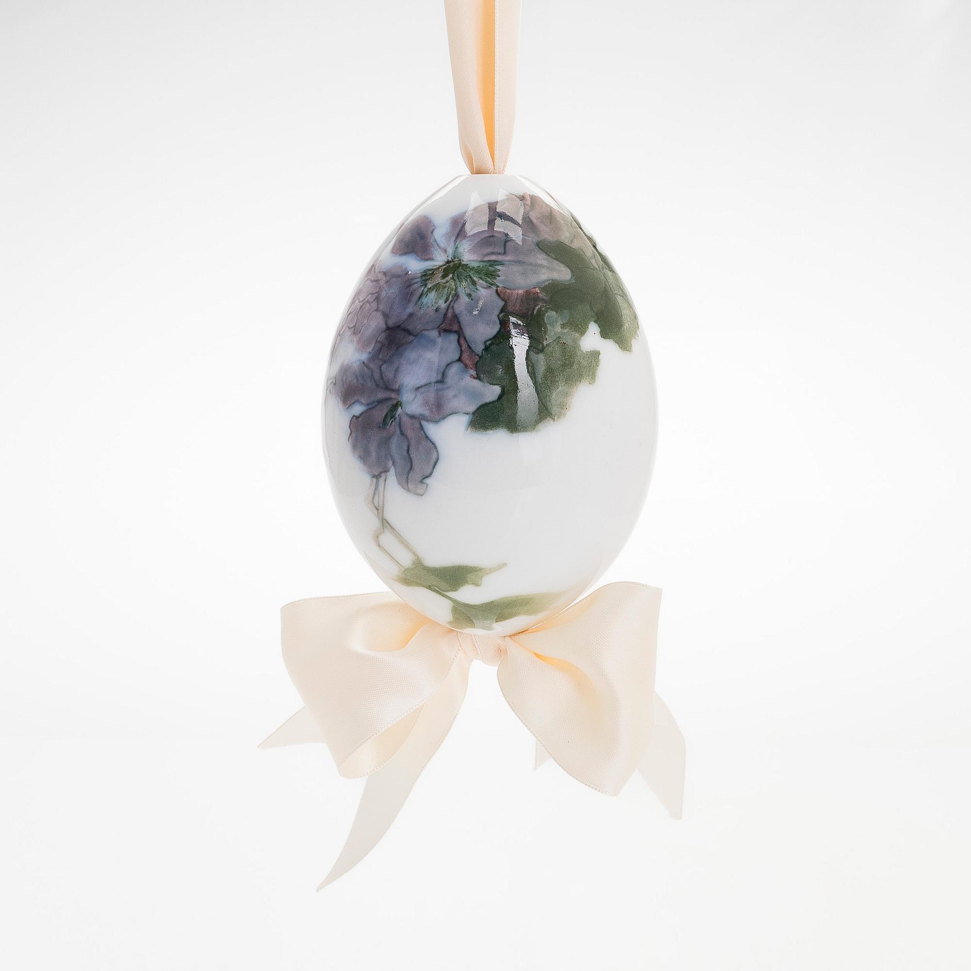 A porcelain easter egg, probably Meissen, Germany, 20th century.