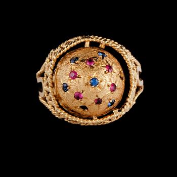 RING, 18k guld med små fasettslipade färgade stenar samt cabochonslipat tigeröga. Vikt 6 g.