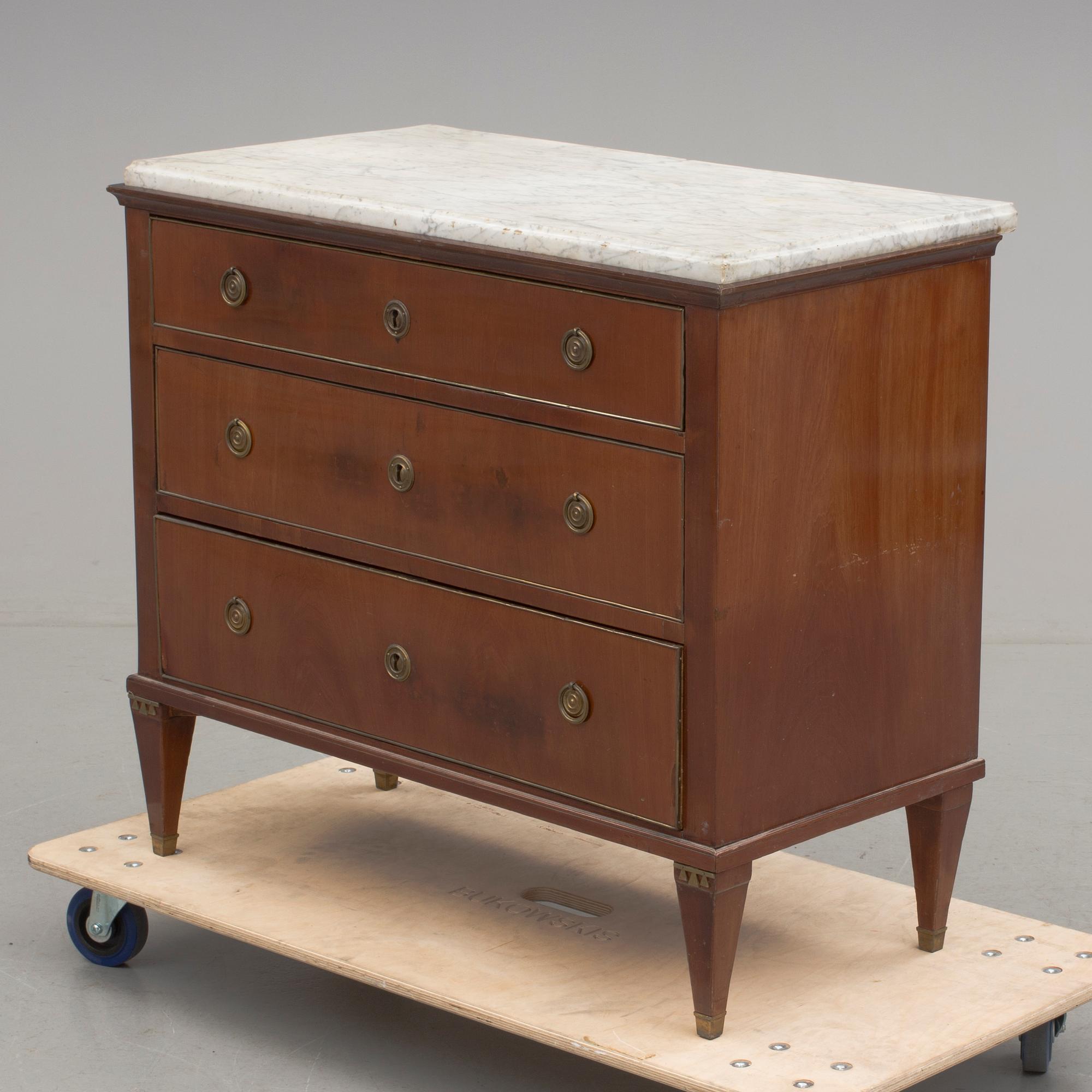 BYRÅ, sengustaviansk, omkring 1800.