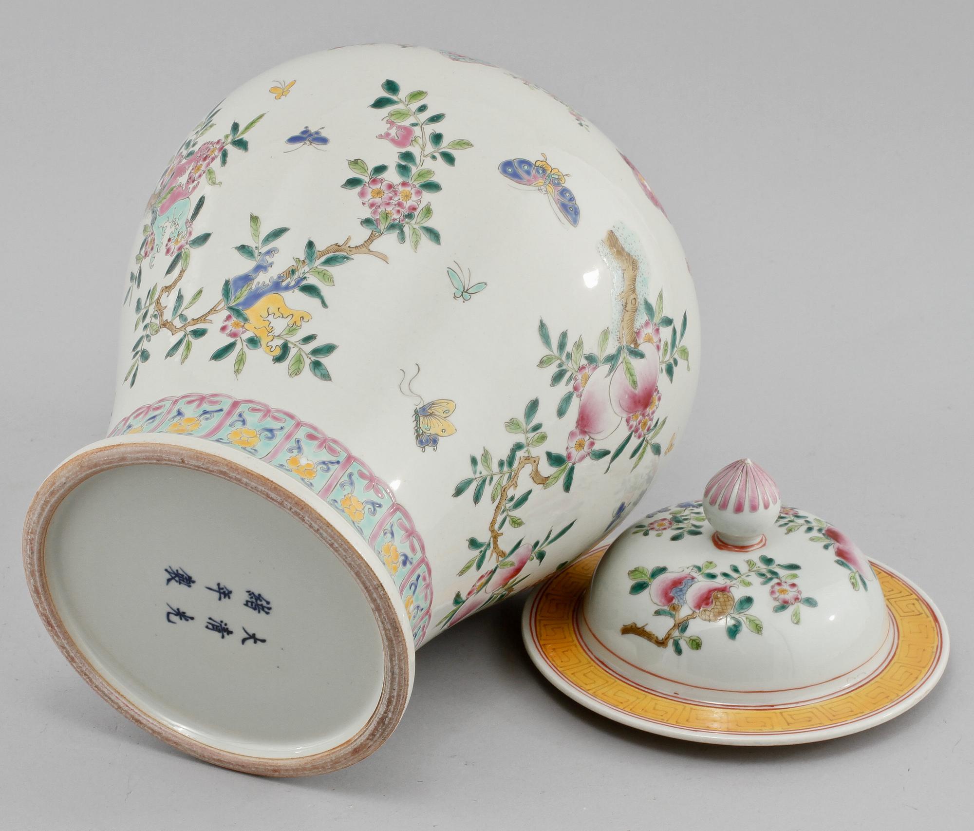 LOCKURNA, porslin, Kina, 1900-tal.