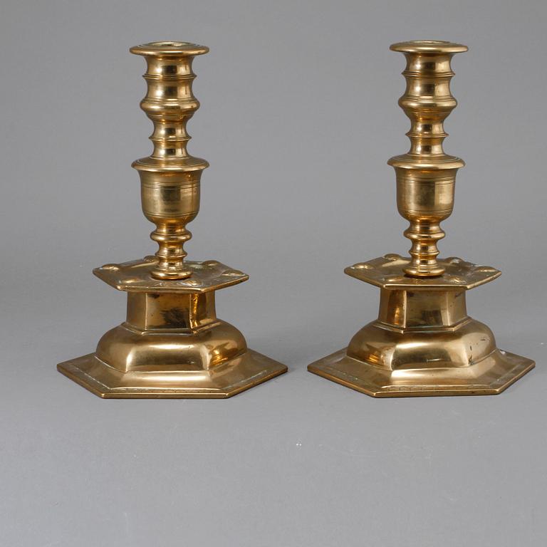 LJUSSTAKAR, ett par, mässing. Barock, 1700-tal.