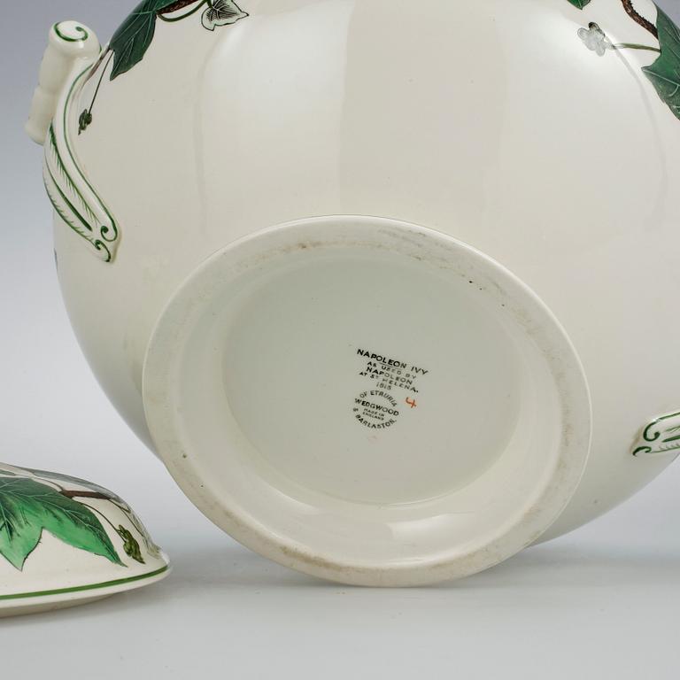 TERRIN med LOCK, porslin, "Napoleon Ivy", Wedgwood, 1900-talets andra hälft.