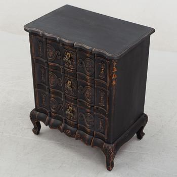 A baroque style chest of drawers, first half of the 20th century.