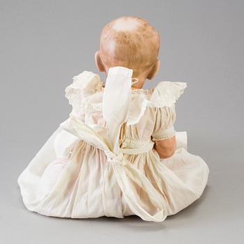A bisque head character baby doll nr 100 by Kämmer & Reinhardt, Germany, 1909.