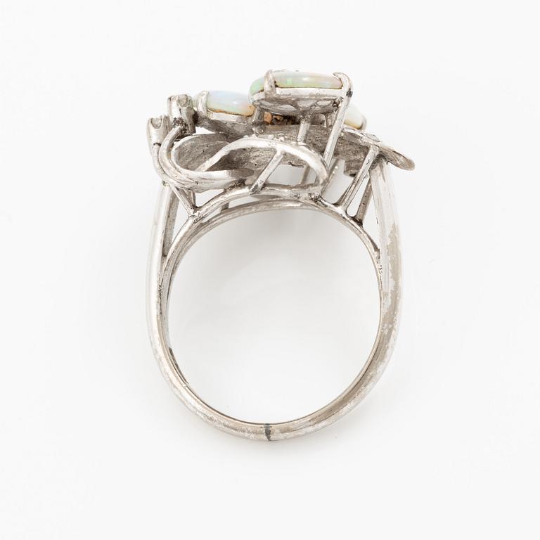 Ring, 14K vitguld med opaler och åttkantslipade diamanter.