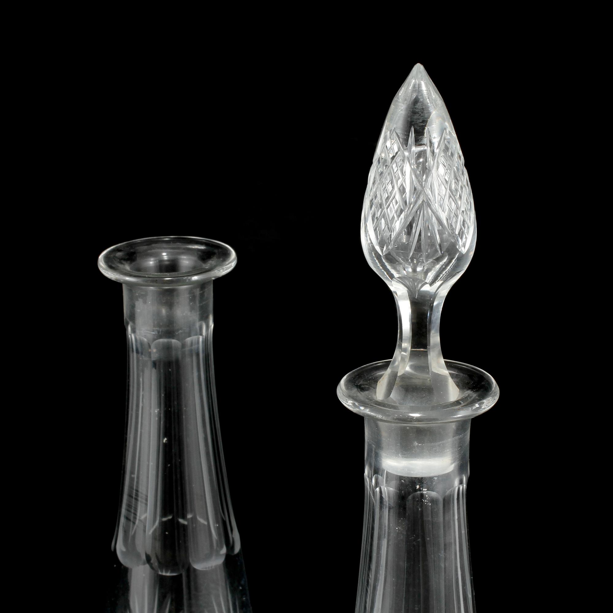 KARAFFER, 2 st, glas, 1900-talets första hälft.