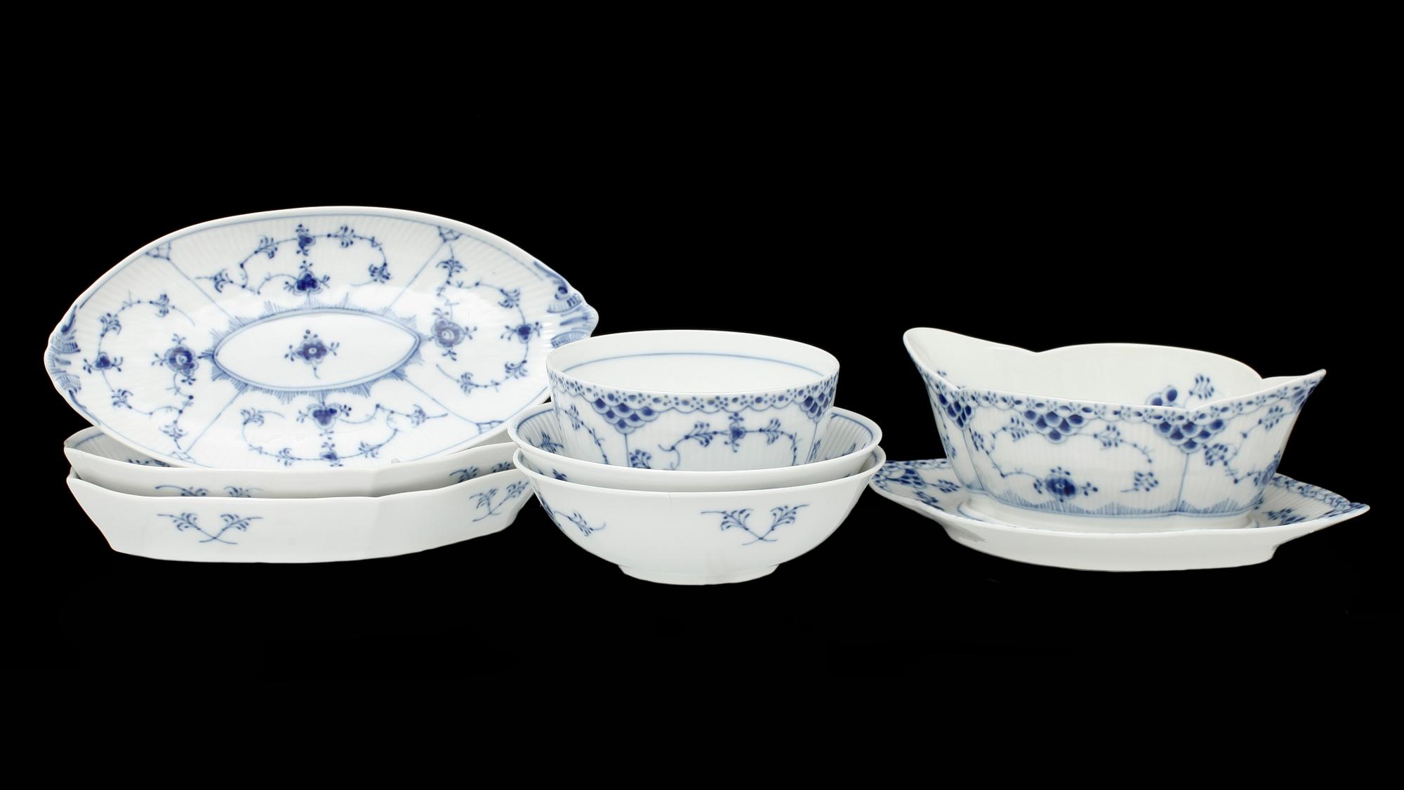 SERVISDELAR, c:a 60 delar, porslin, "Musselmalet", bl a halvblond, Royal Copenhagen, Danmark.