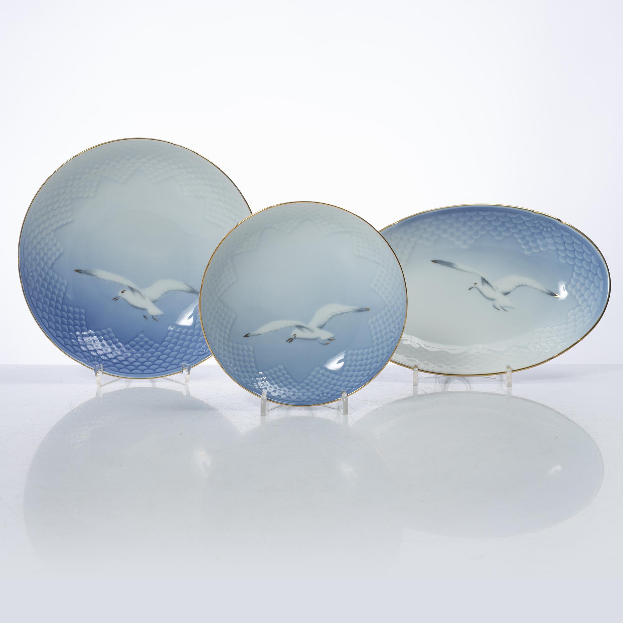 A 62 piece "Måsen" service, Bing & Grøndahl.