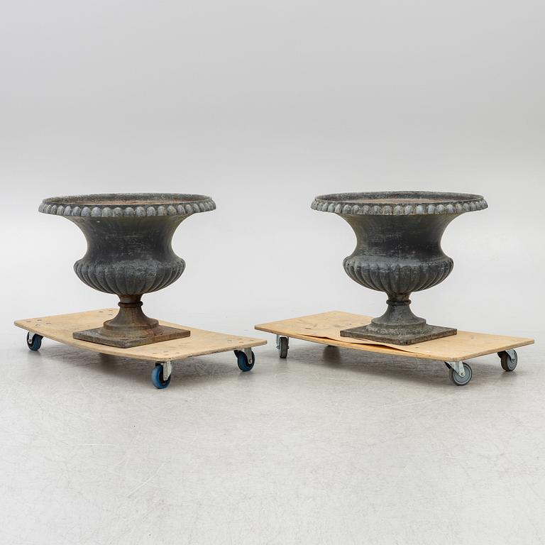 Garden urns, a pair, 20th century.