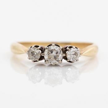 Ring 14K gold with brilliant-cut diamonds.