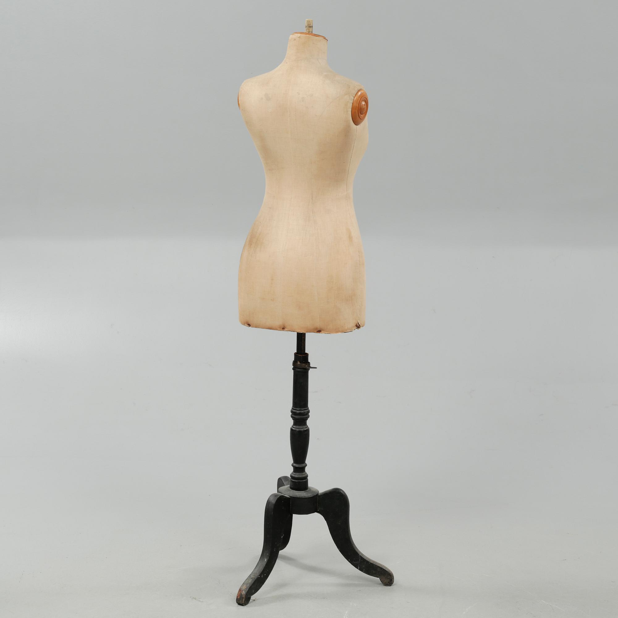 A mannequin from the first half of the 20th century.