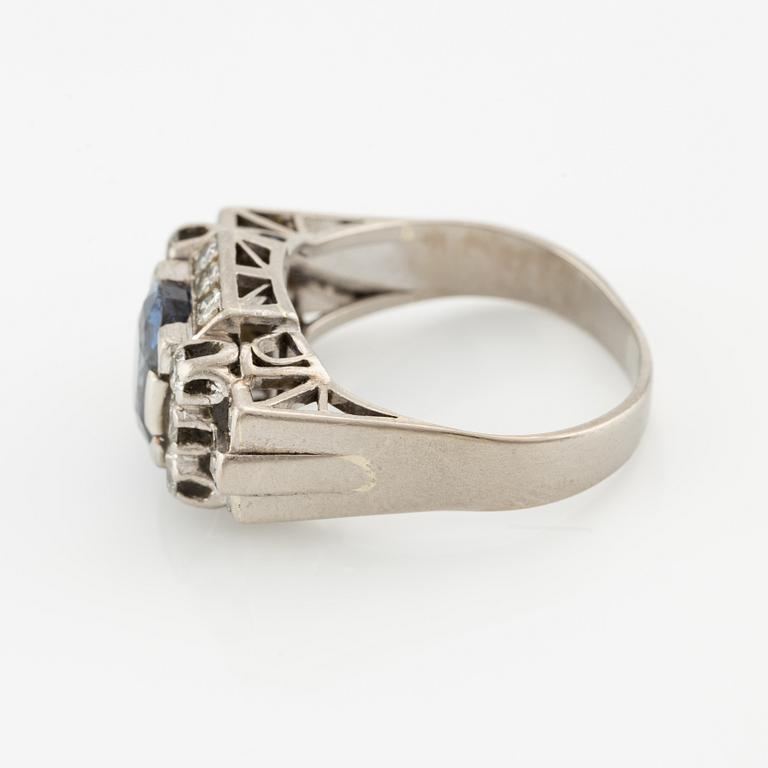 Ring, 18K white gold with sapphire and brilliant and octagon-cut diamonds.