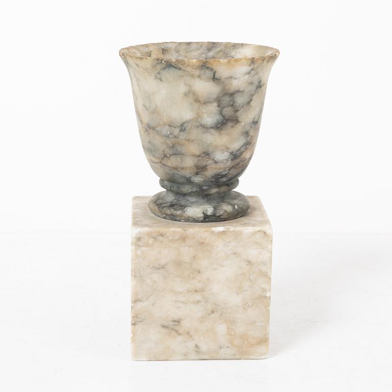 An alabaster vase, 19th/20th century.