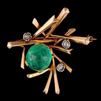 BROSCH, 18K guld o vitguld, cabochonslipad smaragd och rosenslipade diamanter. Design av Barbro Littmarck för W.A Bolin.