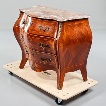 BYRÅ, rokokostil, 1900-talets mitt.
