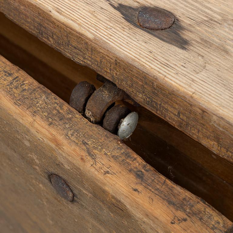 Gate leg table, 19th century.