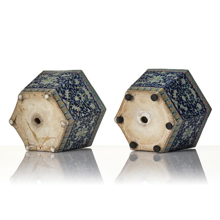 Ytterfoder, två stycken, porslin. Sen Qingdynasti/tidigt 1900-tal.