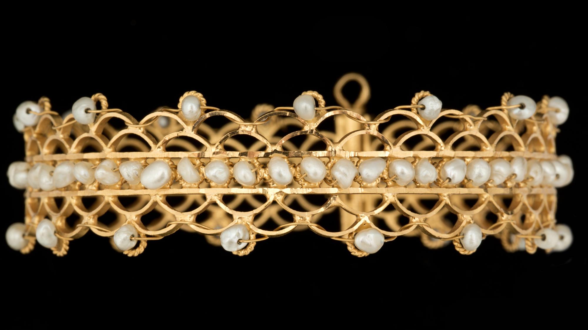ARMRING, 14k guld med pärlor. Vikt ca 22 g.
