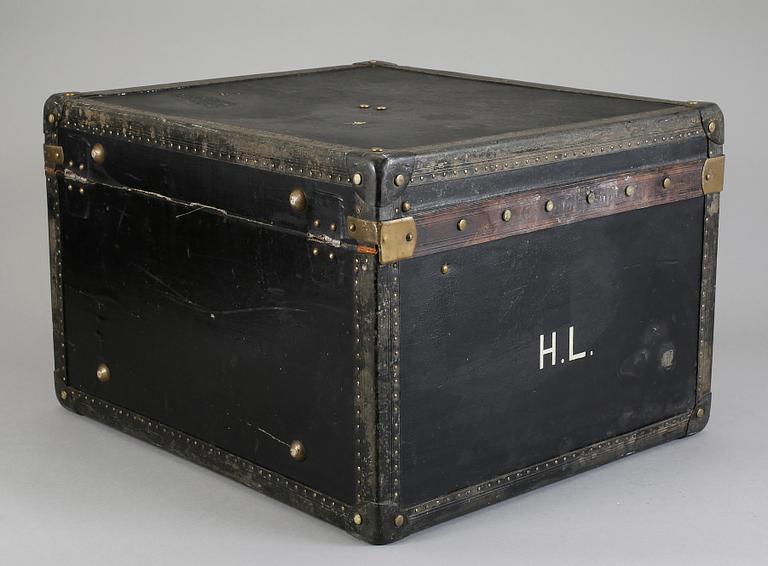 KOFFERT, "Hall du Voyage", trä, Paris, Frankrike.