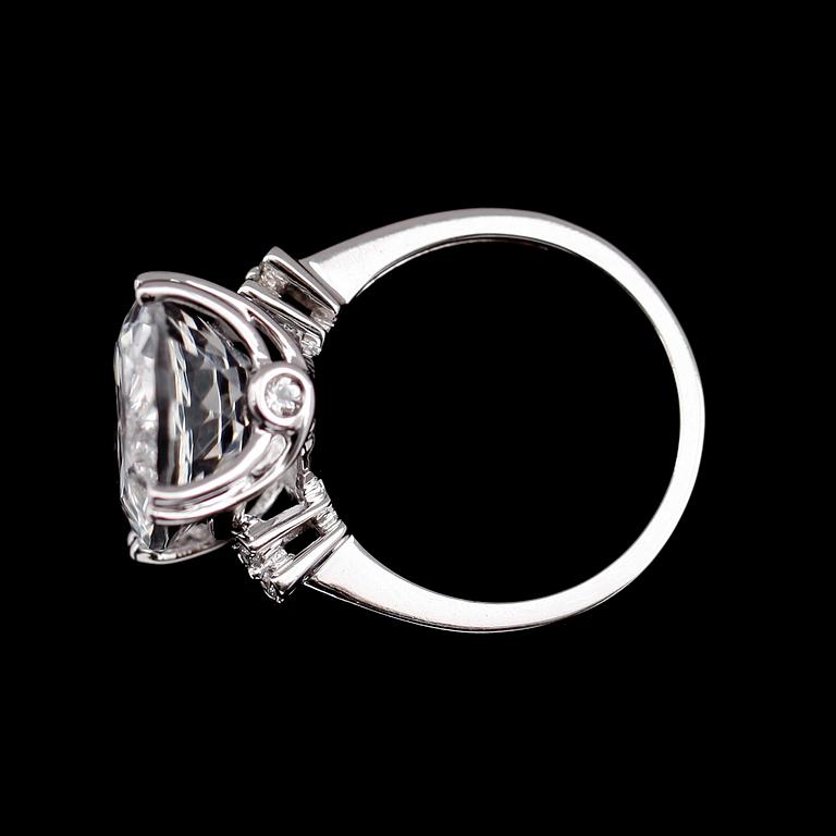 RING, 14 k vitguld, oval fasettslipad kvarts, briljantslipade diamanter tot 0.05 ct.
