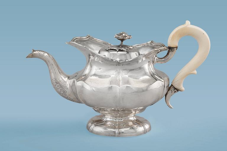A TEA-POT, 84 silver Moskow 1850. Weight 385 g.