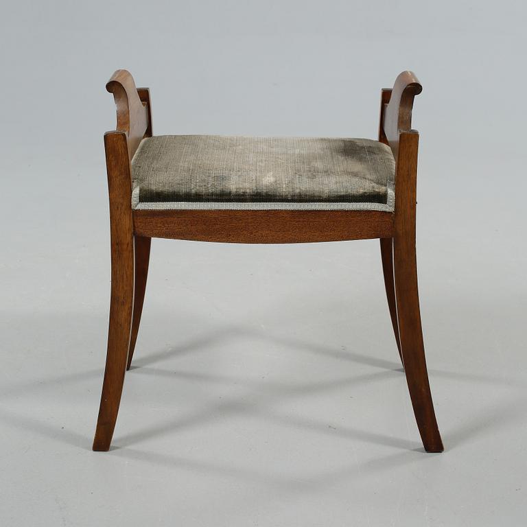 TABURETT, Karl Johan-stil, 1900-talets första hälft.