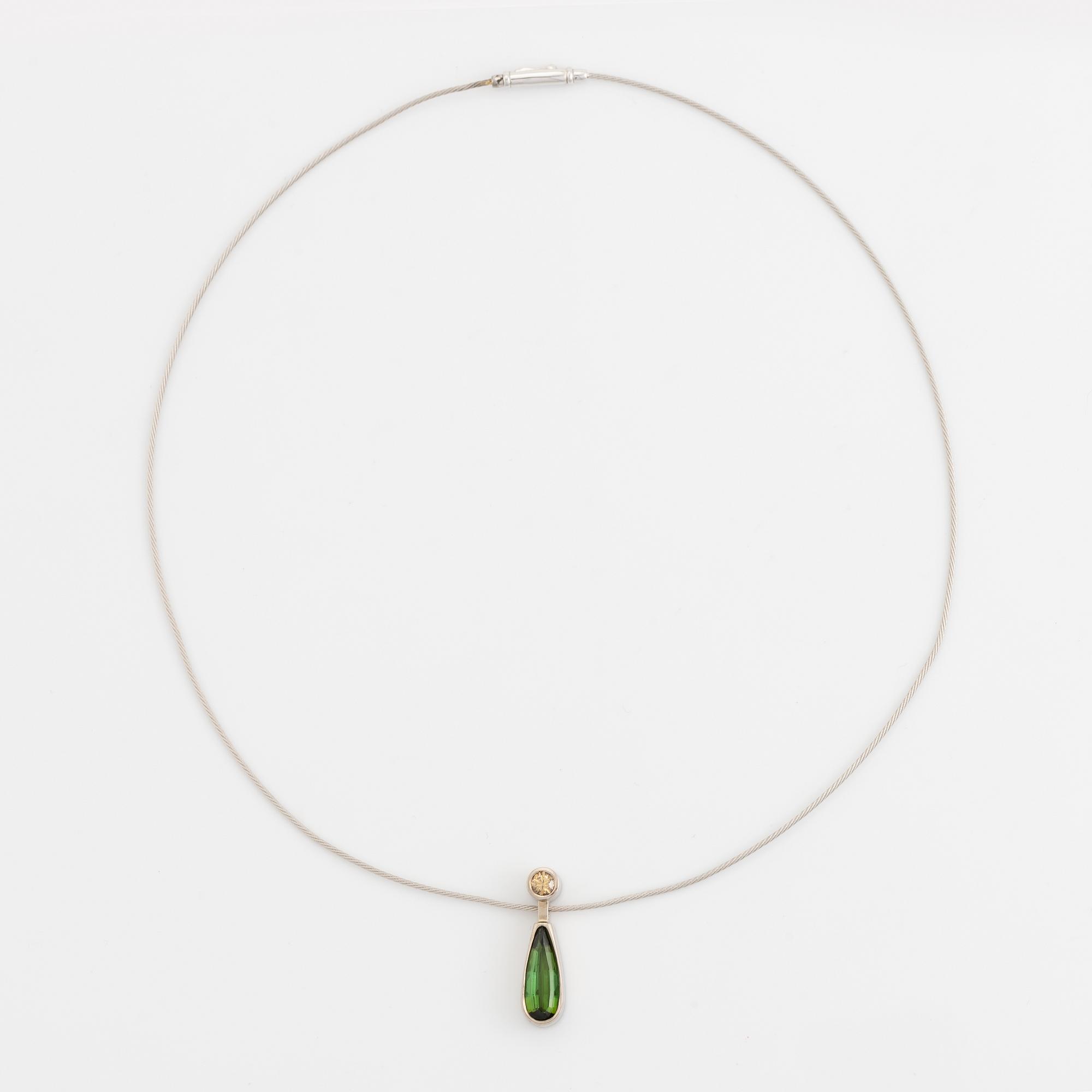 Wolfgang Gessl, halssmycke, 18K vitgul med grön turmalin, och brun briljantslipad diamant.