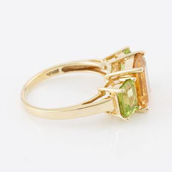 Ring, three-stone ring, 14K gold with emerald-cut citrine and peridots.