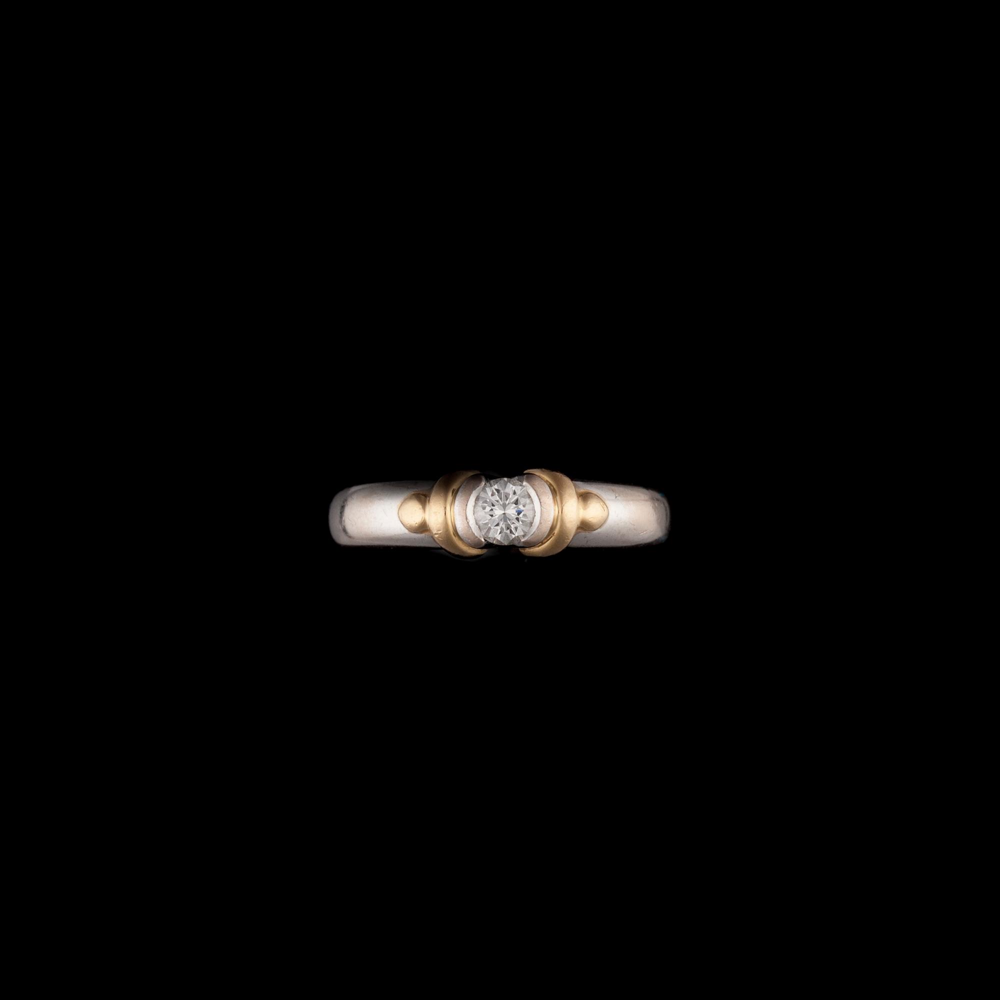 SORMUS, valko- ja keltakultaa, timantti. By Pablo. Paino n. 8,0 g.