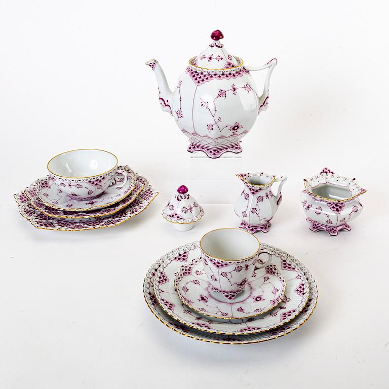 A Musselmalet helblonde red 10 pcs porcelain service Royal Copenhagen 1952.