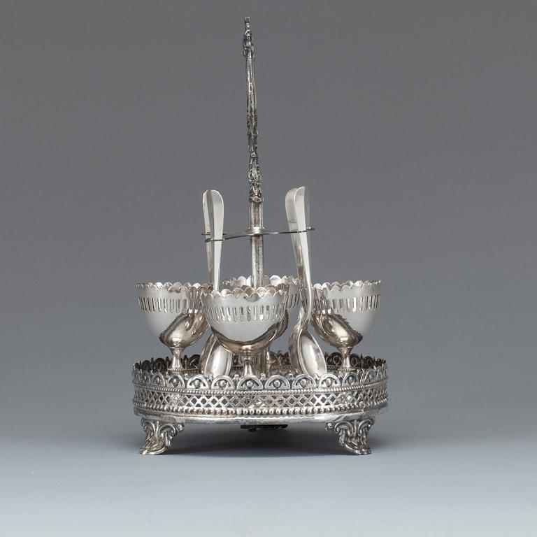 ÄGGKOPPSTÄLL med SKEDAR, vitmetall, Ryssland, omkring 1900.