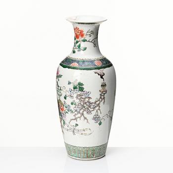 A Chinese famille rose vase, Qing dynasty, 19th Century.