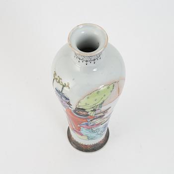 A Chinese republic style porcelain vase, 20th Century.