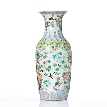 A large famille rose vase, Qing dynasty, 19th century.