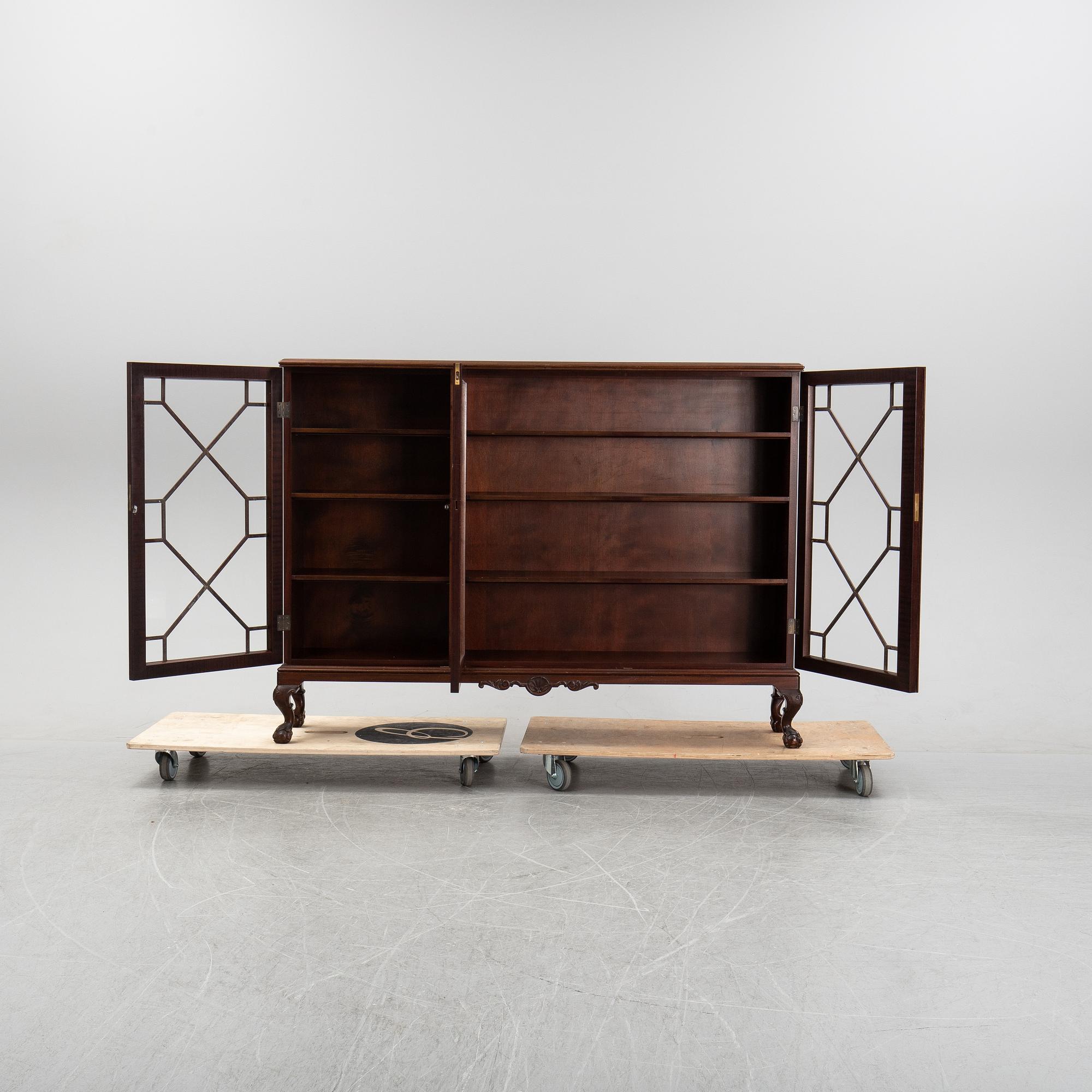 A Chippendale-style mahogany book cabinet, first half of the 20th Century.