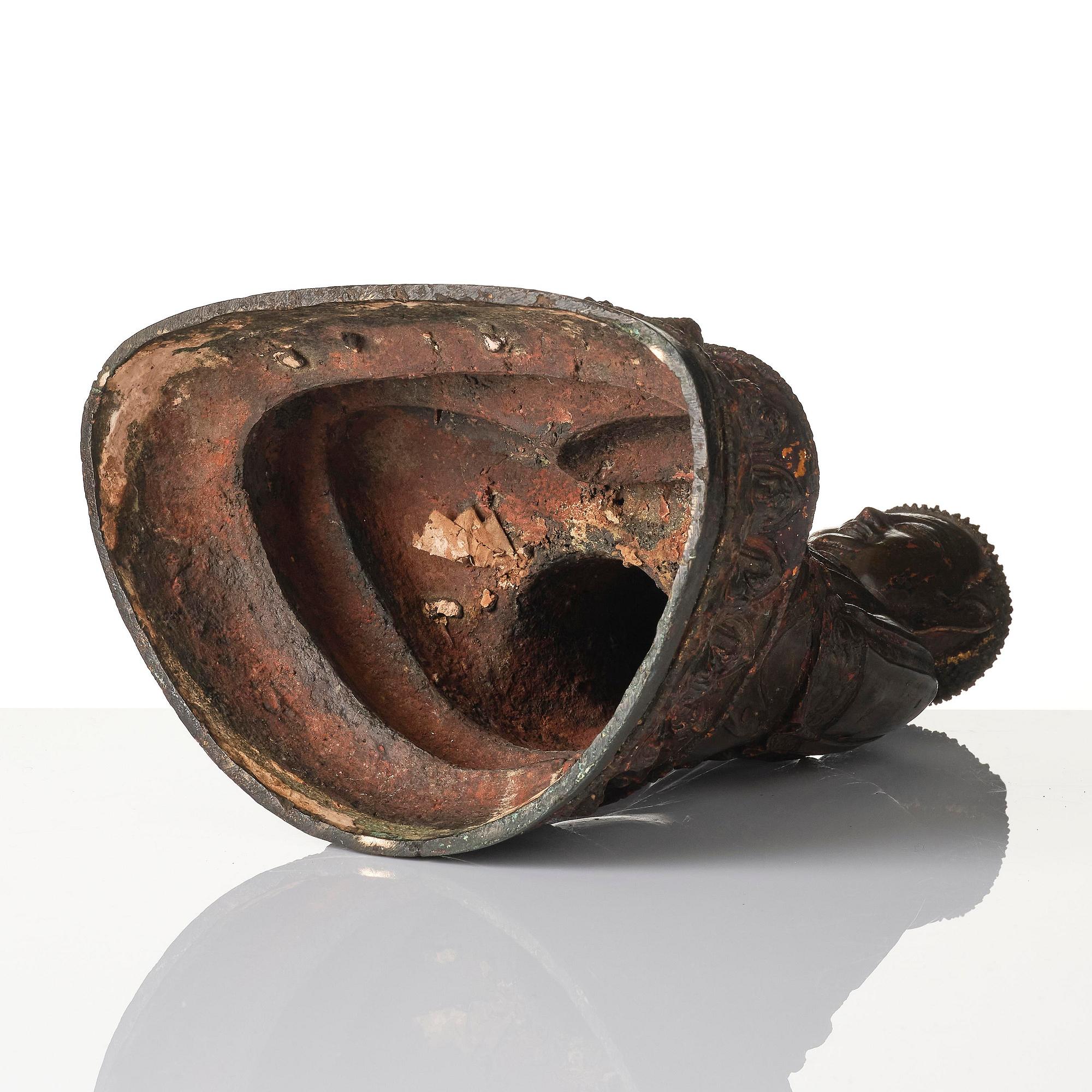 A large gilt lacquered figure of Buddha, Ming dynasty (1368-1644).