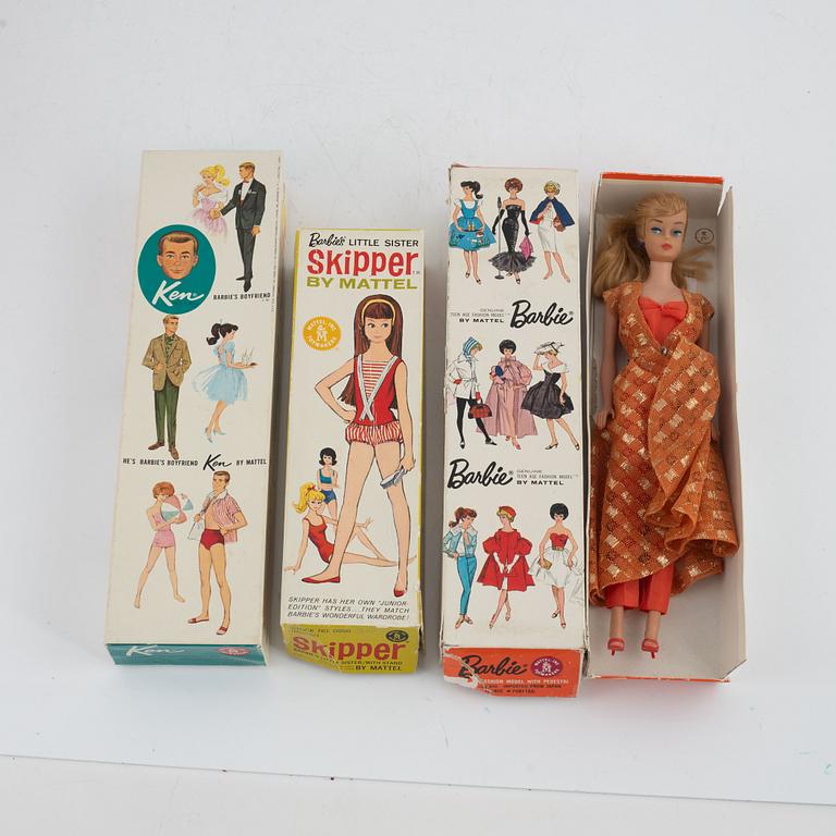 Barbie, 4 dockor samt garderob med kläder och tillbehör, Mattel, 1960-tal.