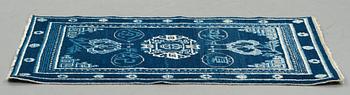 MATTA, semiantik Xinjiang (Sinkiang), Kina, ca 127 x 67-69 cm (samt ca 1 cm slätväv på en kortsida).