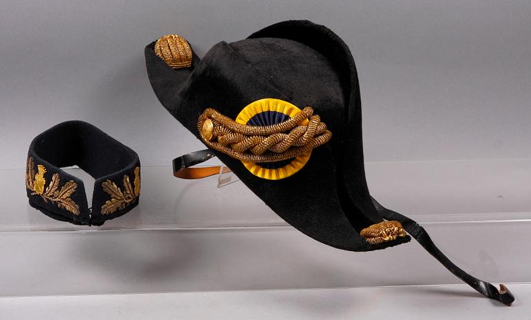 BICORNE MED ASK SAMT KRAGE, AF Bodecker, Stockholm, omkring 1900.