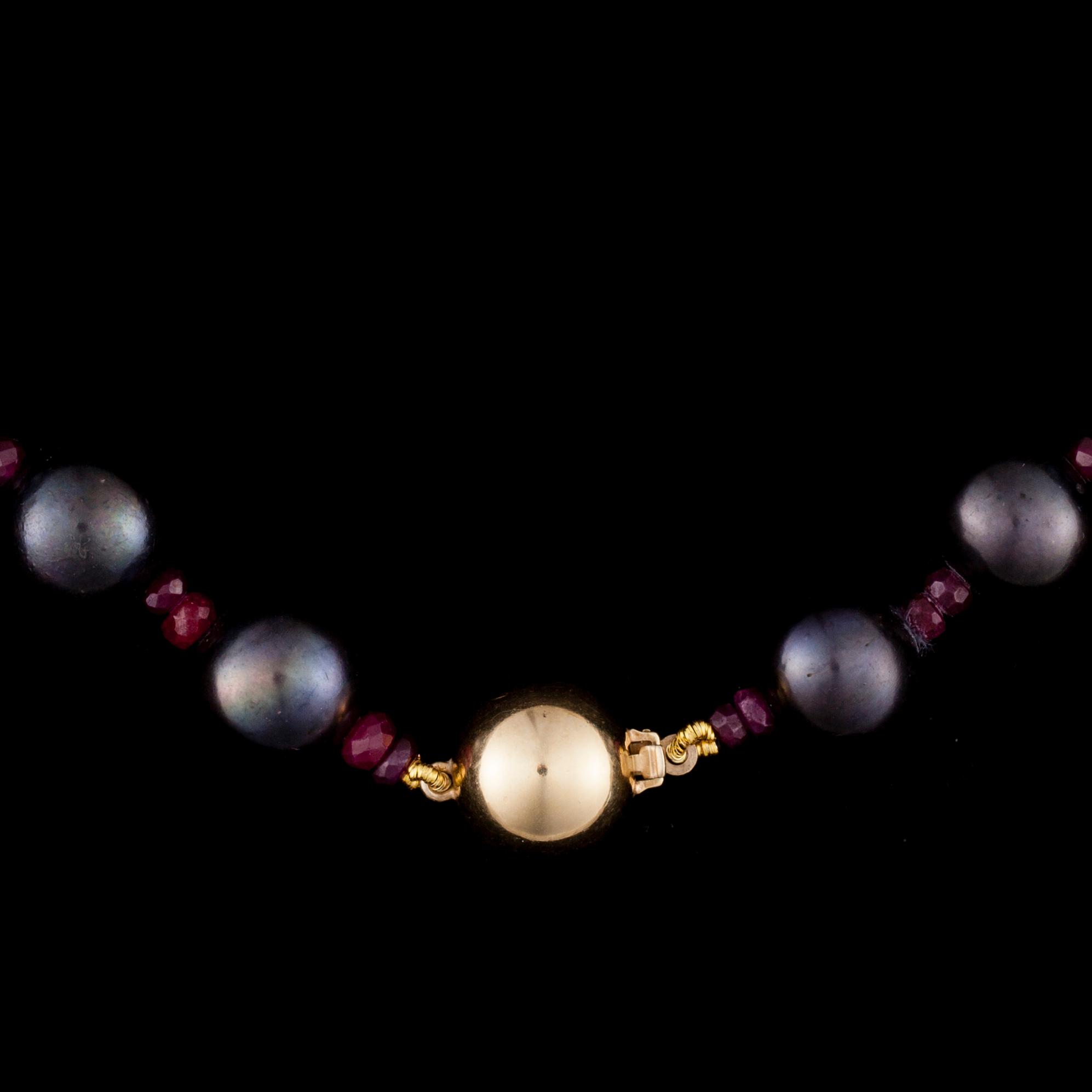 PÄRLCOLLIER, mörka odlade pärlor, rubiner, 14K guldlås.