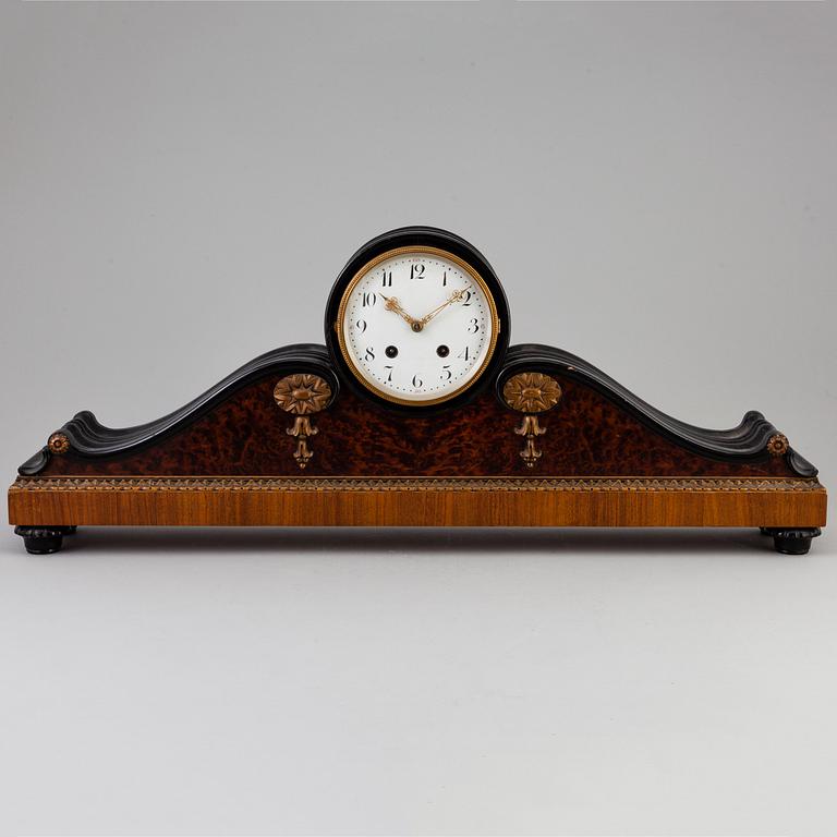 A mantle clock, around 1900's.