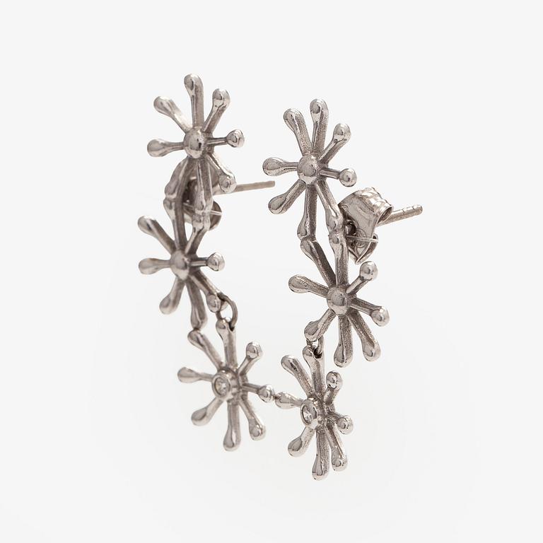 Kalevala Koru, a pair of 18K gold 'Polaris' earrings with brilliant-cut diamonds, Kirsti Doukas.