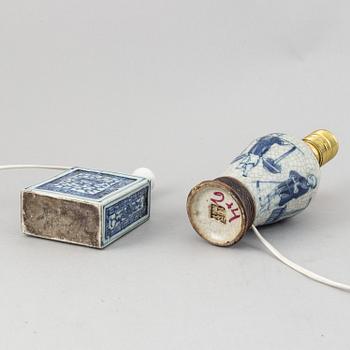 Bordslampor, fyra stycken, porslin. Kina, Qingdynastin, omkring 1900.