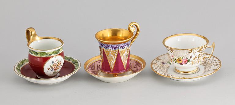 PRAKTKOPPAR, 3 st, porslin, empire och senempire, 1800-talets första hälft.