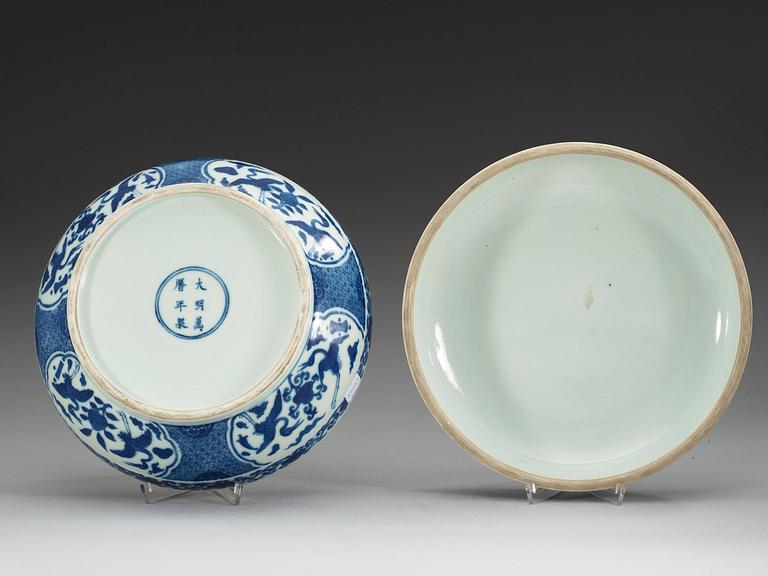 SKÅL med LOCK, porslin. Kina, Mingstil med Wanlis märke. Troligen sen Qingdynasti.