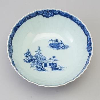 A blue and white export porcelain bowl, Qing dynasty, Qianlong (1736-95).