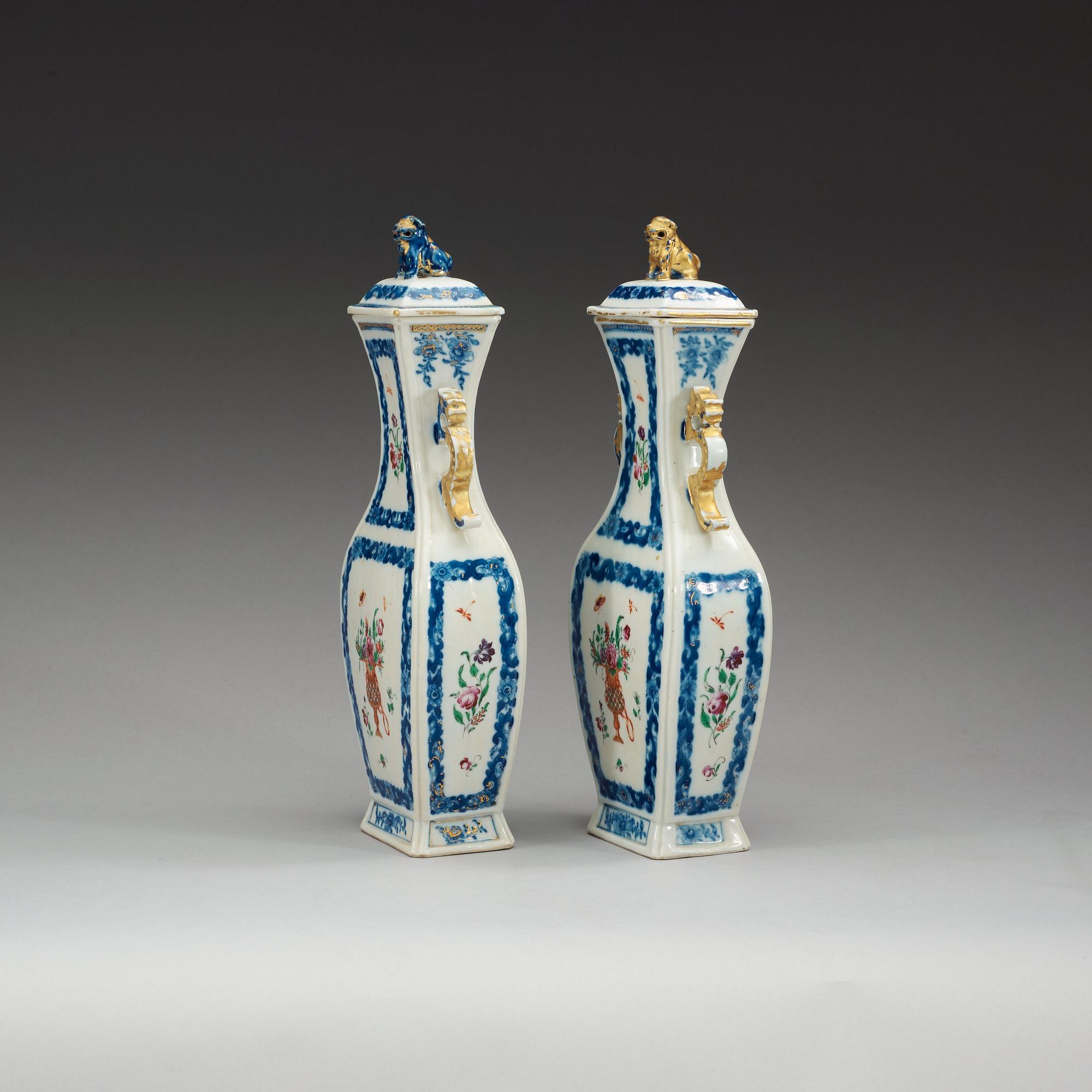 VASER med LOCK, ett par, kompaniporslin. Qing dynastin, Qianlong (1736-95).