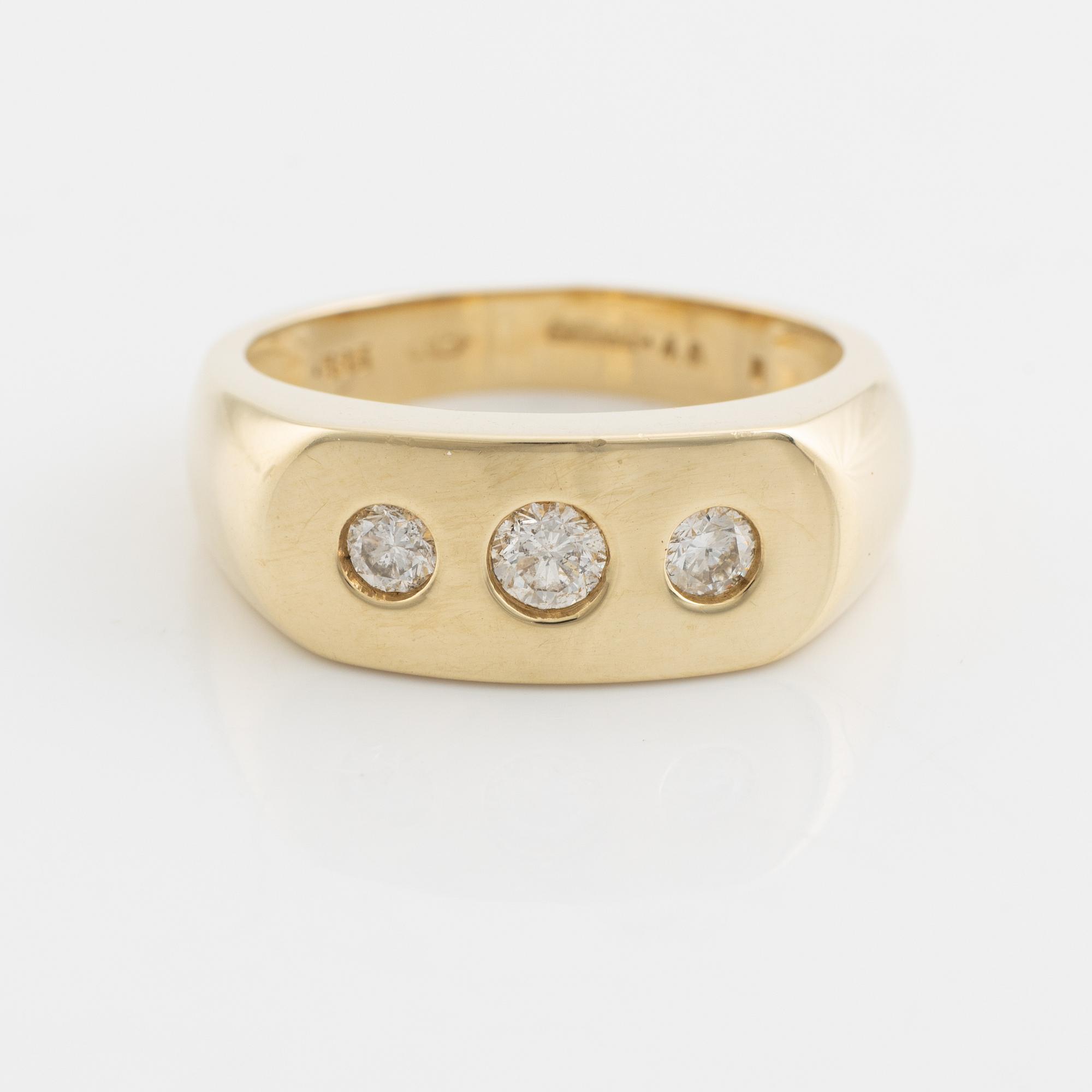 A 14K gold ring set with round brilliant-cut diamonds.
